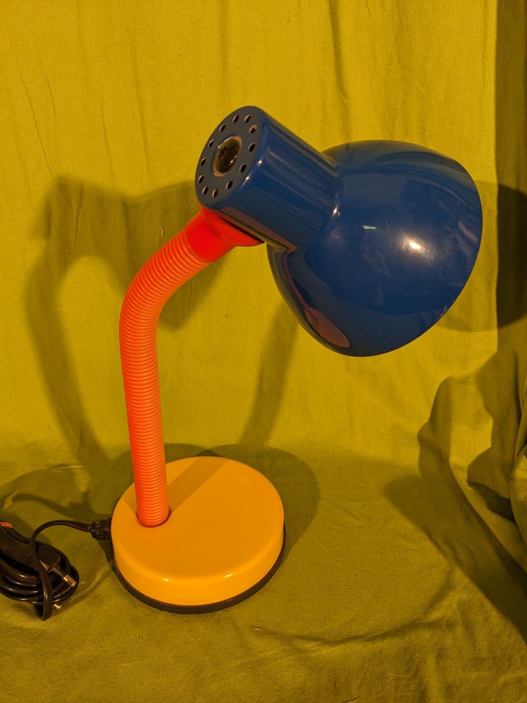 Lampe MEMPHIS Ettore Sottsass abat jour bleu Voir photos.
Ap 65 Marseille 13 (13)