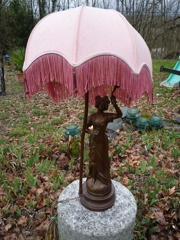 Lampe patine bronze Pavot par Ruchot
h 62cm
diam�tre 35cm 125 Castres (81)