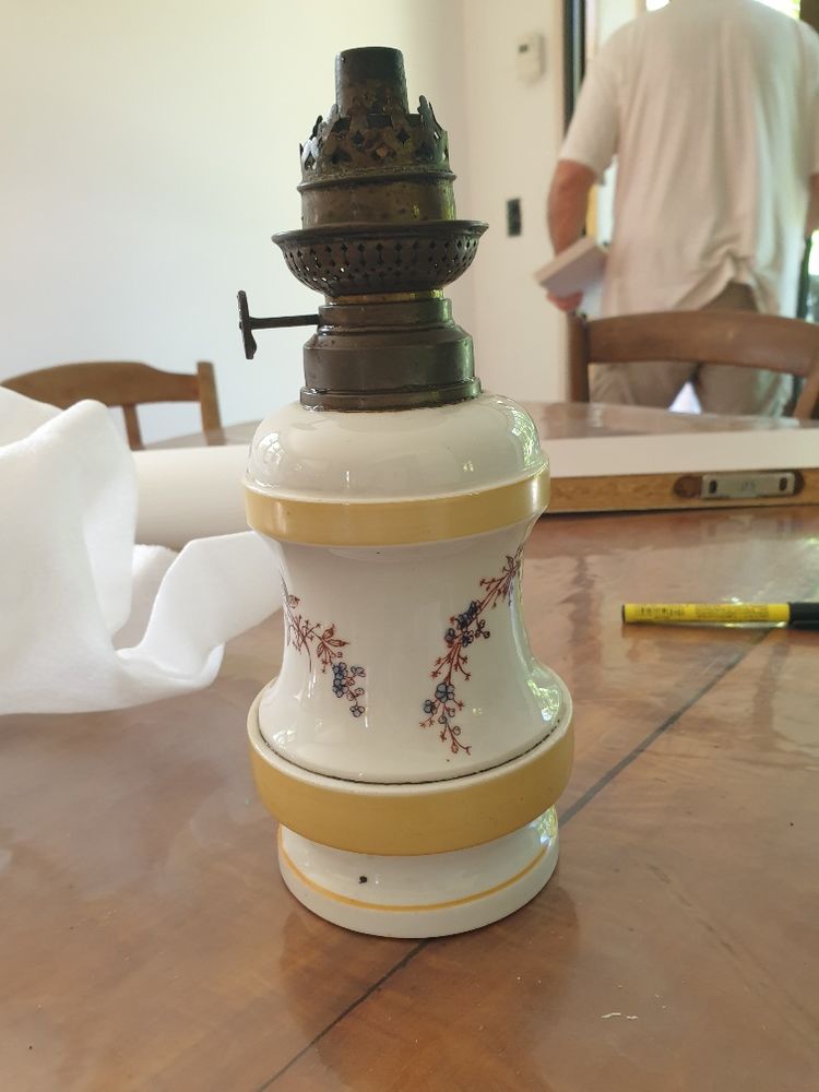 Lampe � p�trole blanche avec dessins, vintage 10 Mouxy (73)