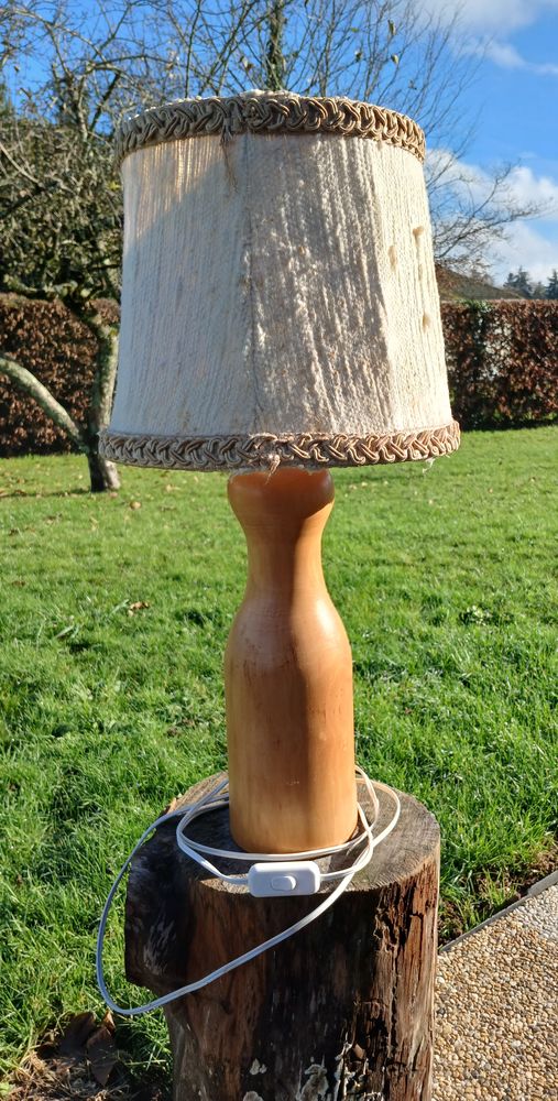 LAMPE SUR PIED FORME QUILLE EN BOIS AVEC ABAT-JOUR 35 Nevers (58)