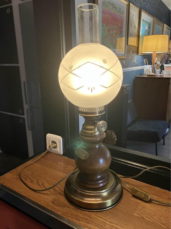 Lampe � poser, bois, laiton ? Globe grav�. Tr�s d�co 40 Nantes (44)