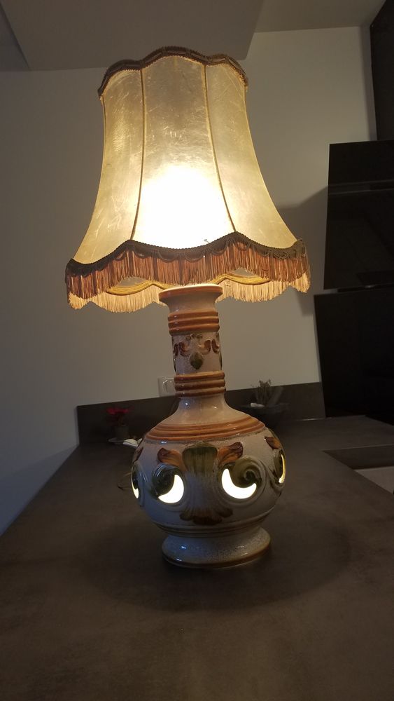 Lampe de salon � poser en fa�ence et abat jour en vessie de 40 Lambesc (13)