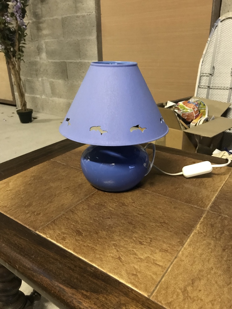 Lampe de Table Bleue avec Motifs Dauphins 15 Saint-Cast-le-Guildo (22)
