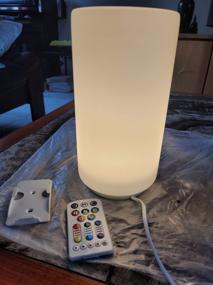 Lampe de table LED RGB � intensit� variable + t�l�commande, 20 Voisins-le-Bretonneux (78)