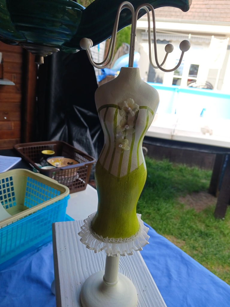 Lampe de Table Mannequin � D�tails Floraux 3 Thourotte (60)