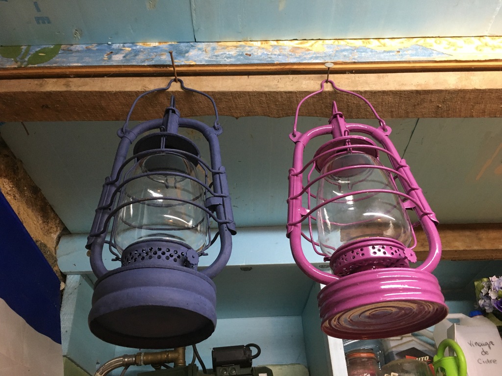 Lampe-temp�te color�e suspendue 0 Saint-Marc-le-Blanc (35)