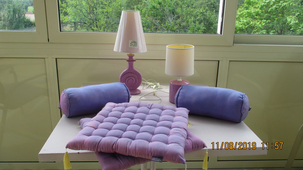 Lot 2 Lampes  + 4 Coussins Violet. 25 Le Vernois (39)