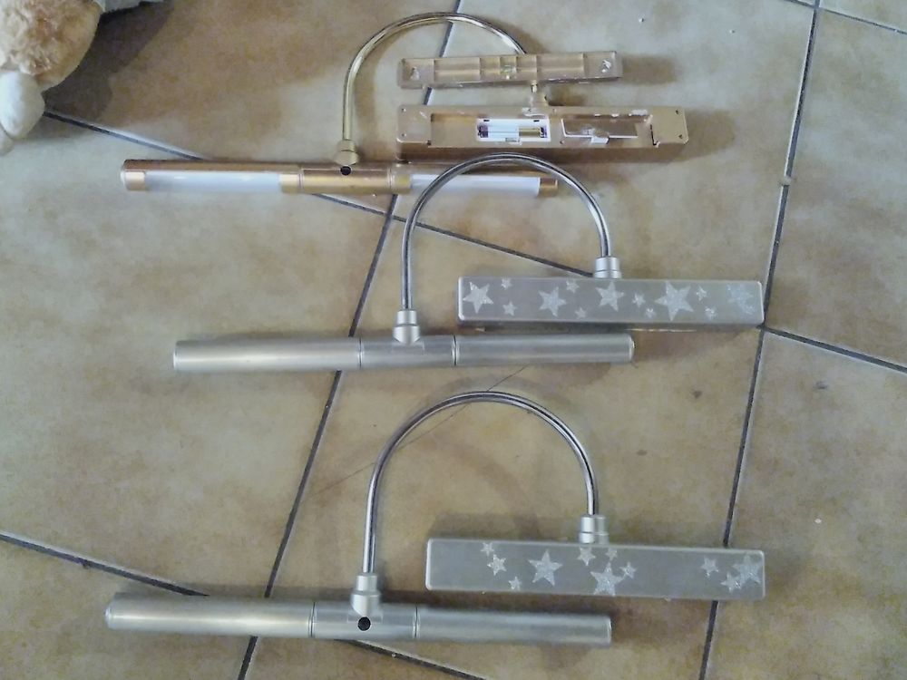 Lampes murales leds (3 sur photos+ 1 � d�crocher de ma chamb 30 Saint-Bonnet-sur-Gironde (17)