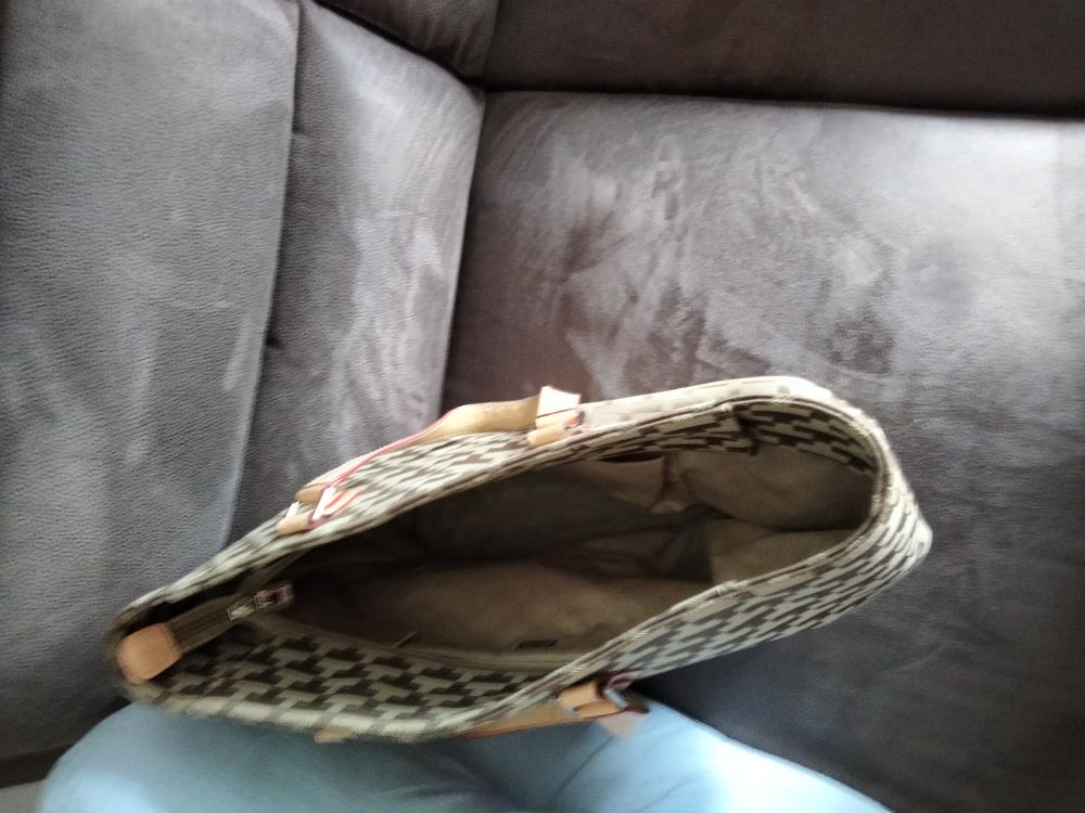 SAC LANCEL
SAC LE TANNEUR 25 Cergy (95)