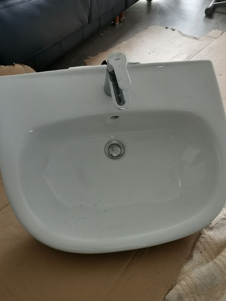 lavabo avec collone et mitigeur groh� 2 ans 80 Le Pellerin (44)