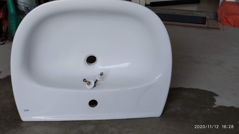 Lavabo avec Colonne ROCA
10 Dinard (35)