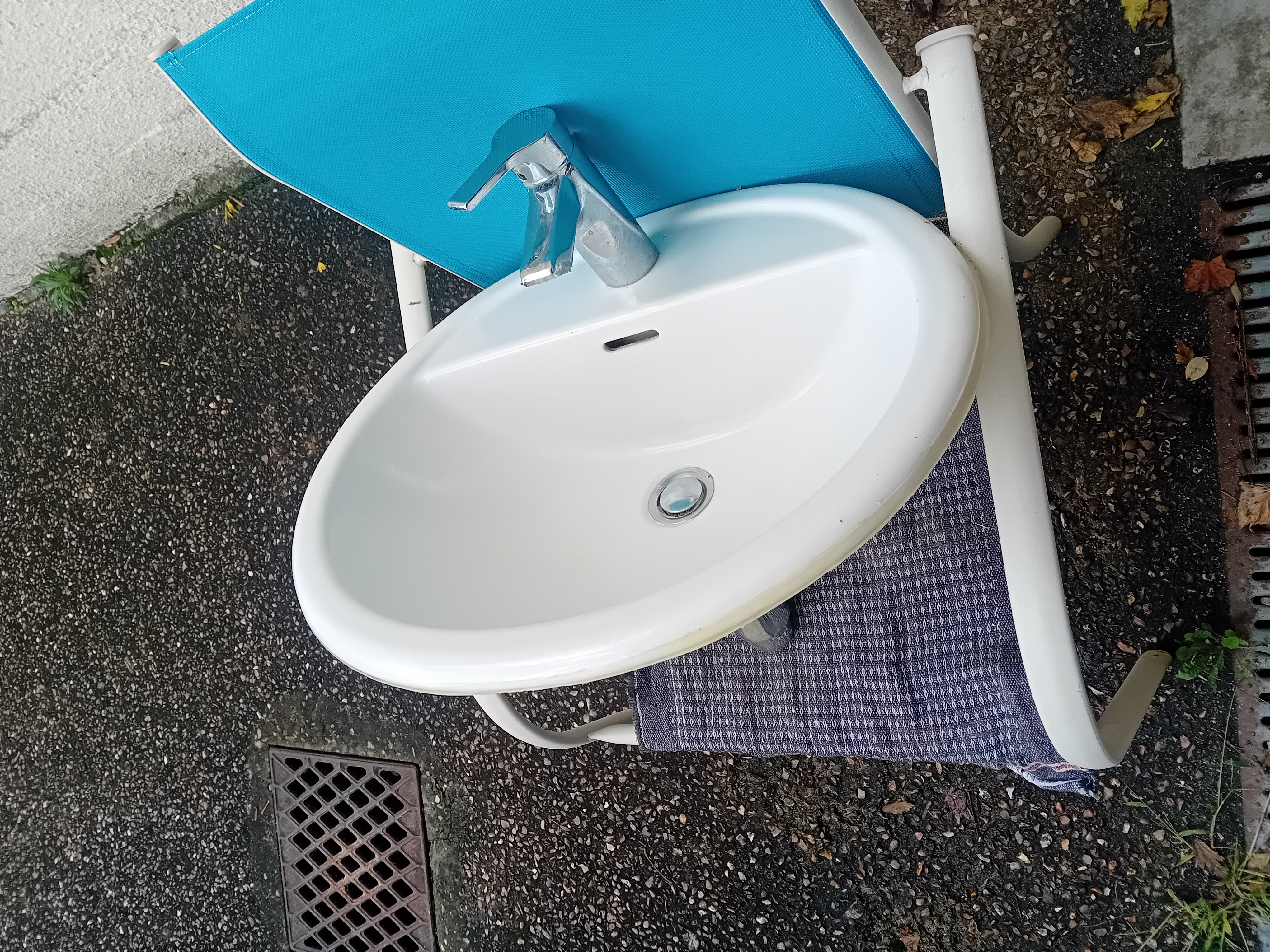 Lavabo c�ramique avec robinetterie et vidage inox 
excellent 42 Montigny-l�s-Cormeilles (95)