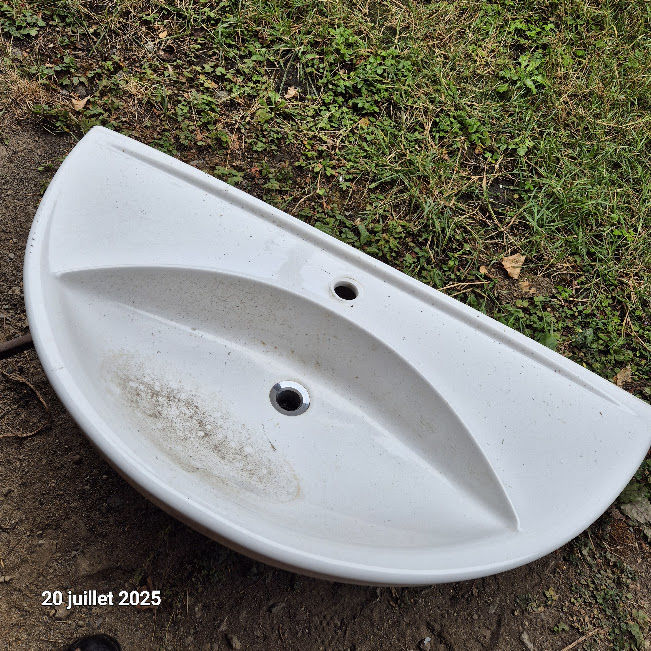 Un lavabo en c�ramique neuf                              
1 20 Saumur (49)