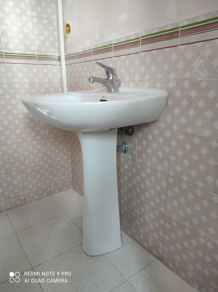 lavabo sur colonne et robinetterie bon �tat 50 Roquebrune-sur-Argens (83)