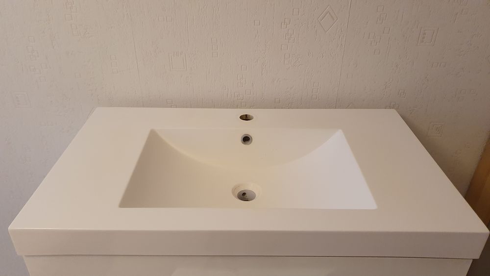 Lavabo de salle de bain en r�sine � poser sur une meuble. 
30 Fontenay-sous-Bois (94)