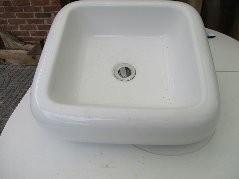 Lavabo ou vasque carr� aux bords arrondis en tr�s bon �tat 40 M�rignies (59)