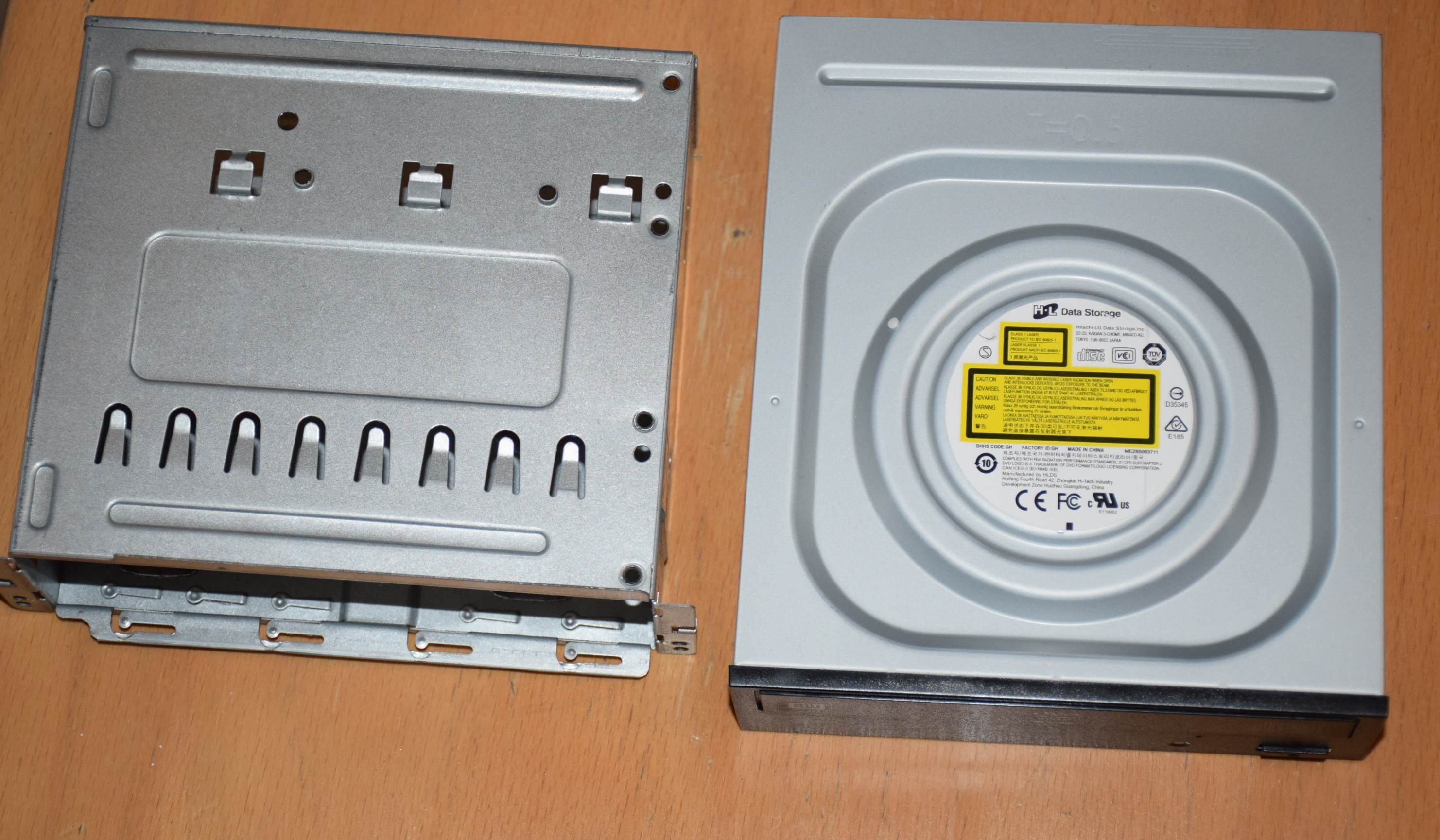 -Lecteur CD DVD RW - Compact Disc Hitachi. Avec tiroir. 5 Roissy-en-Brie (77)