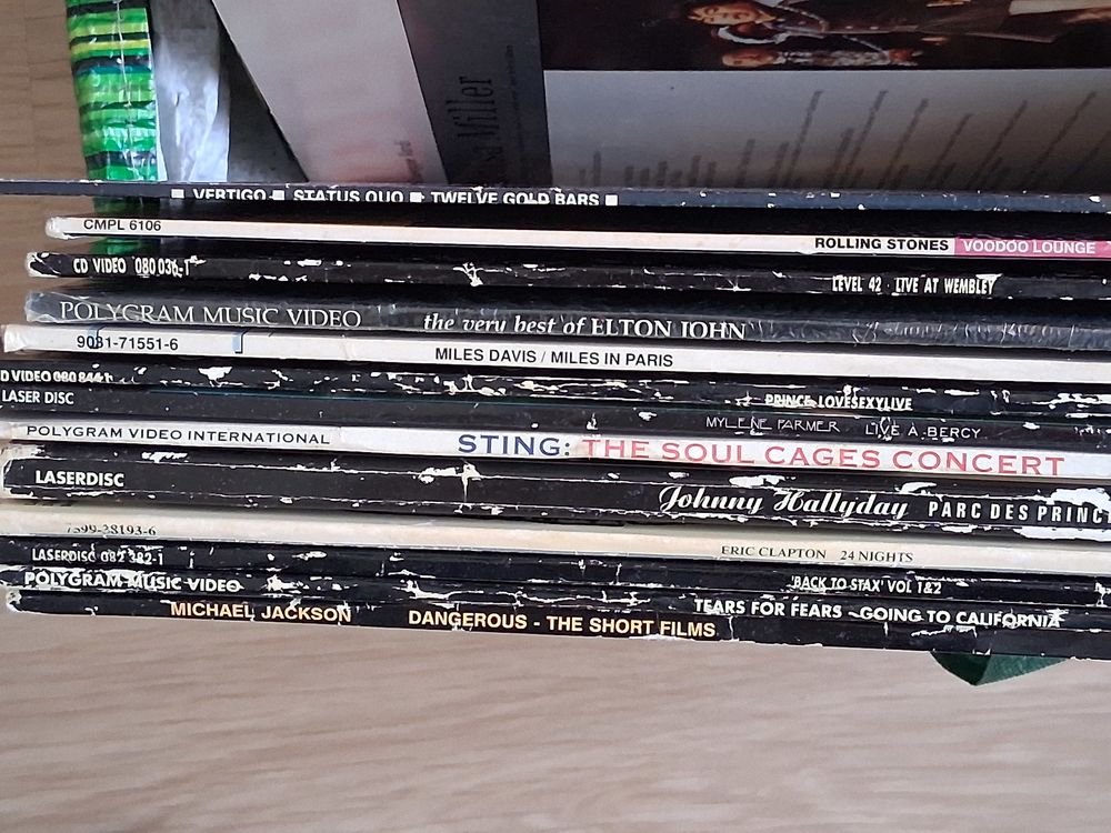 lecteur de laser disques vid�o et CD
avec 60 vid�o disques 250 Les Sables-d'Olonne (85)