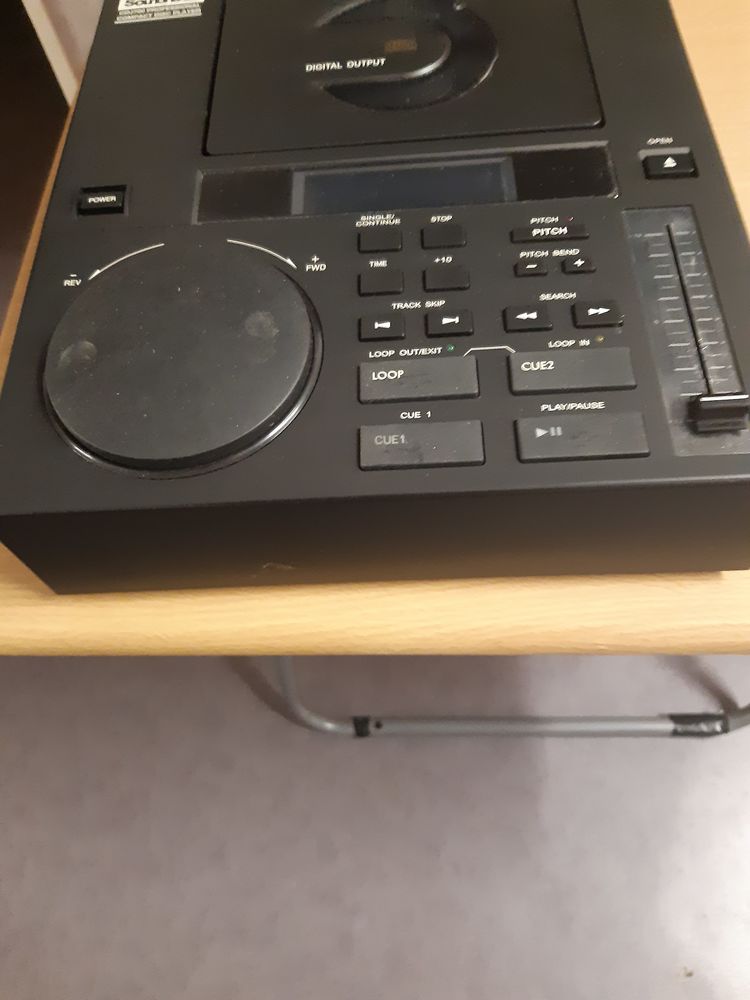 LECTEUR C D  PRO ::: 12 Paris 20 (75)