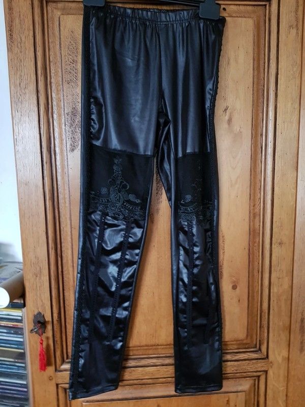 Leggings noir dentelles au niveau des genoux neuf mesure tai 7 Viriat (01)