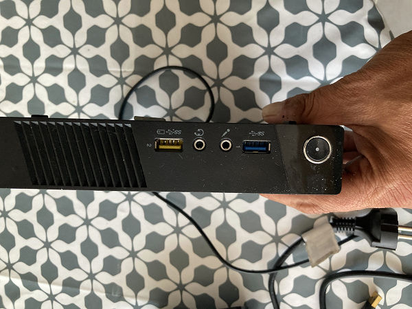 Lenovo Ultra Mini PC M73 Tiny USFF G3220T RAM 4Go Disque 250 50 Macaye (64)