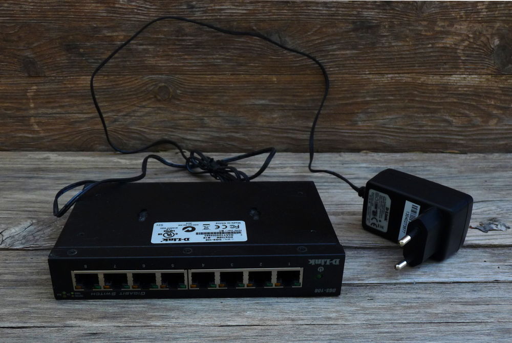 D-Link DGS-108 Switch 8 Ports Gigabit Metallique 10/100/1000 10 Hy�res (83)