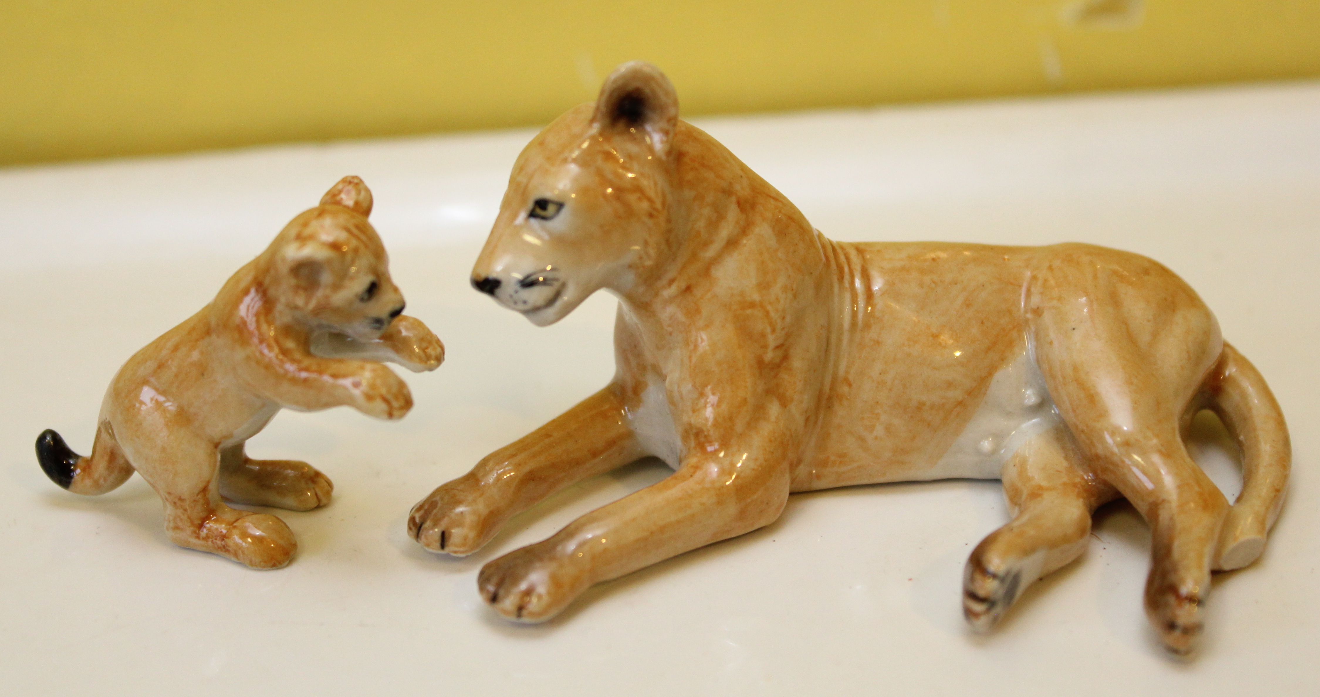 Lionne et lionceau miniatures KLIMA porcelaine peinte � la m 14 Issy-les-Moulineaux (92)