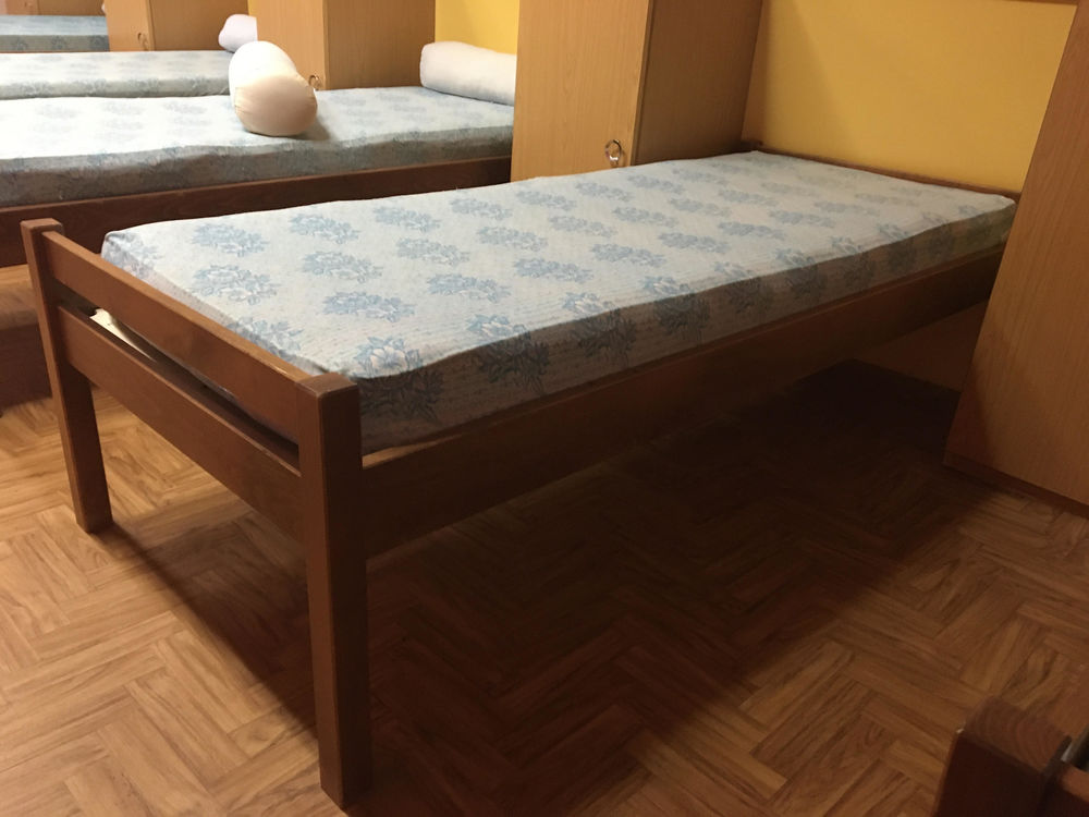 20 lits avec matelas en bon �tat. 600 Viverols (63)