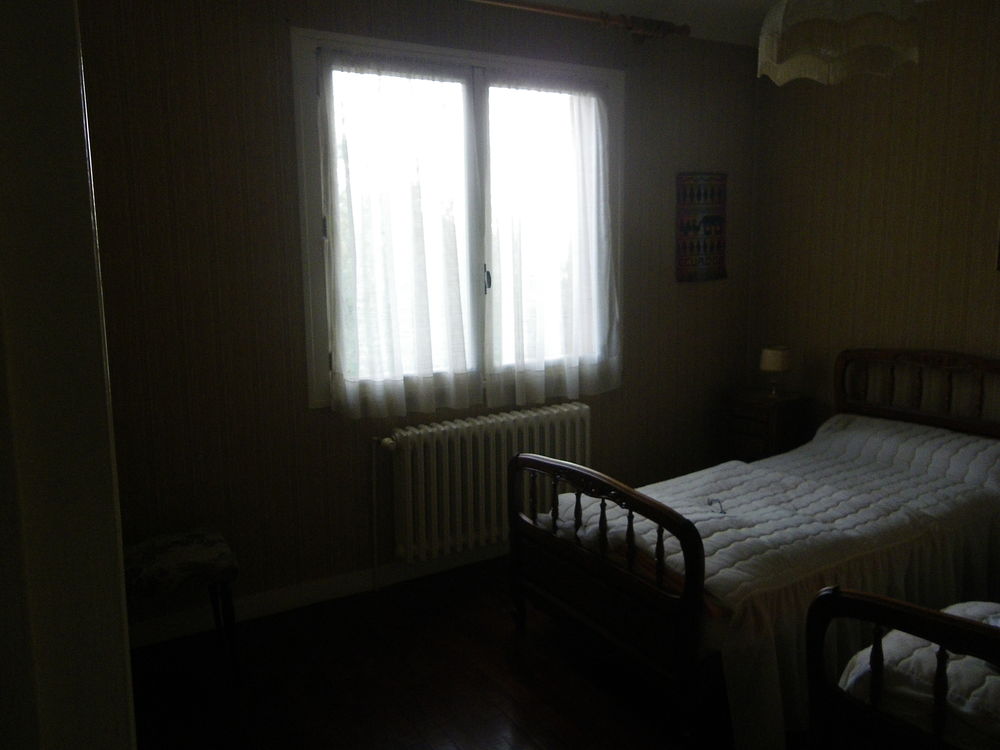 2 lits jumeaux en bois verni avec sommiers tapissiers 140 Bergerac (24)