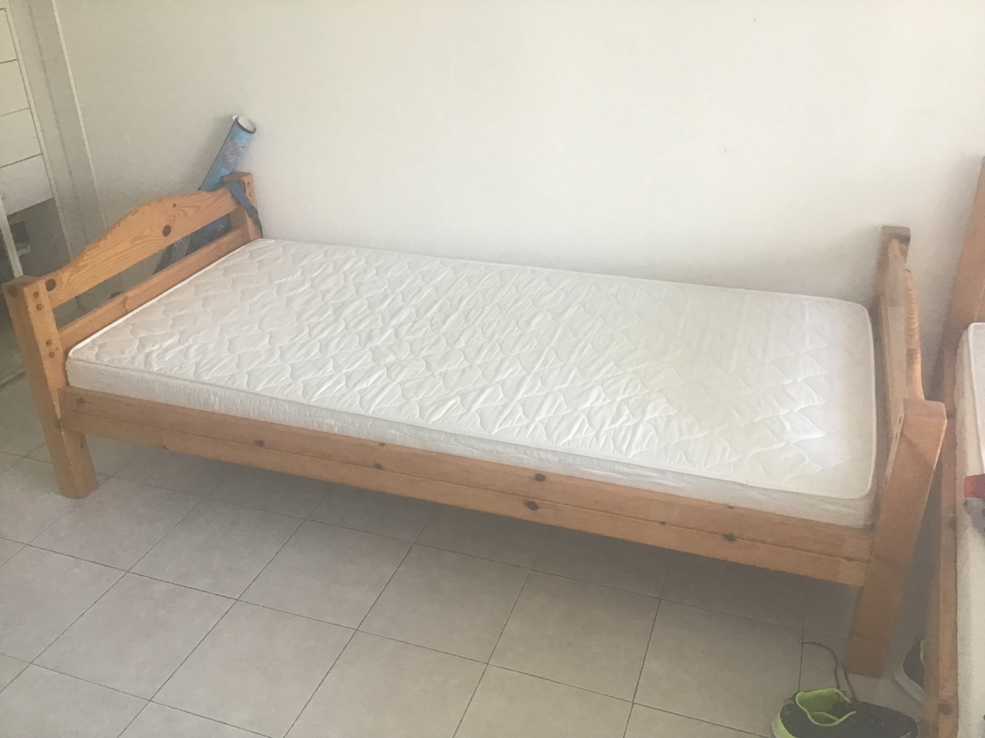  2 lits en pin  90/190+ matelas. 80 Grasse (06)
