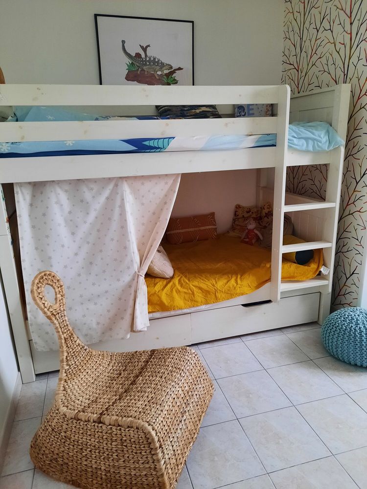 Lits superpos�s bois brut blanc avec sommiers et tiroirs 130 Vauvert (30)