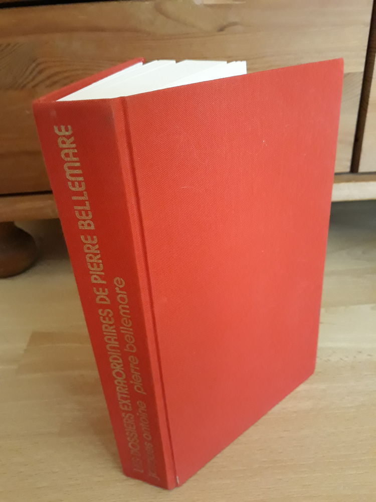Livre  Les dossiers extraordinaires de P. Bellemare  15 Livry-Gargan (93)