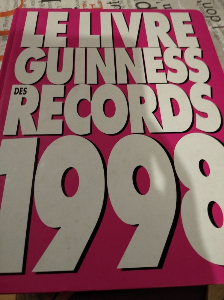le livre Guinness des records 1998 . possibilit� d'envoi 5 Beaumont-Hague (50)