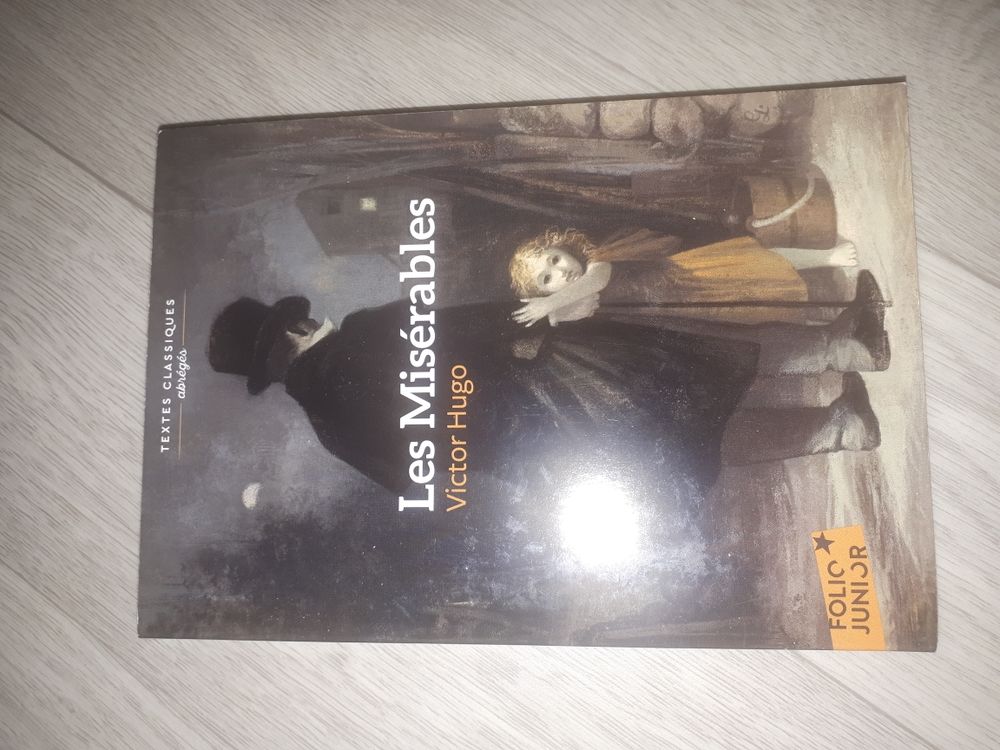 Livre de poche les mis�rables 5 Luynes (13)