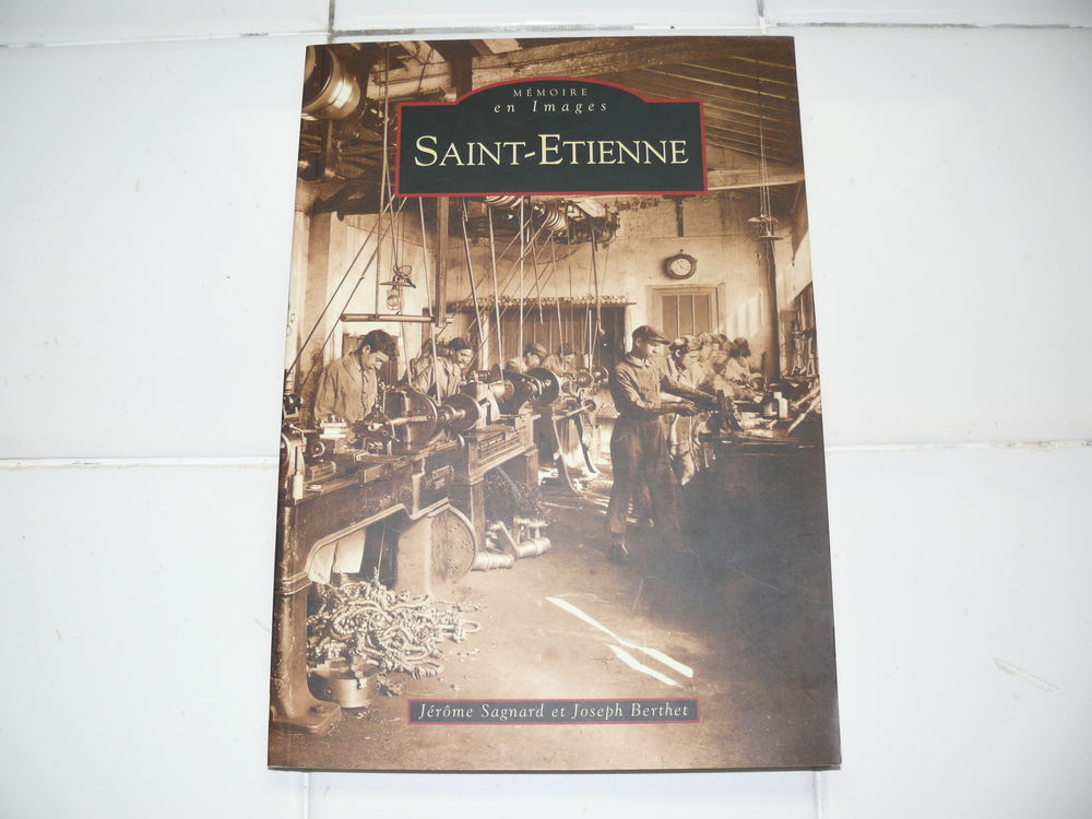 Livre :  Saint-Etienne  9 Saintes (17)