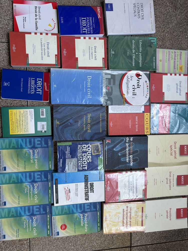 Lot de livres de droit. 4 Ermont (95)