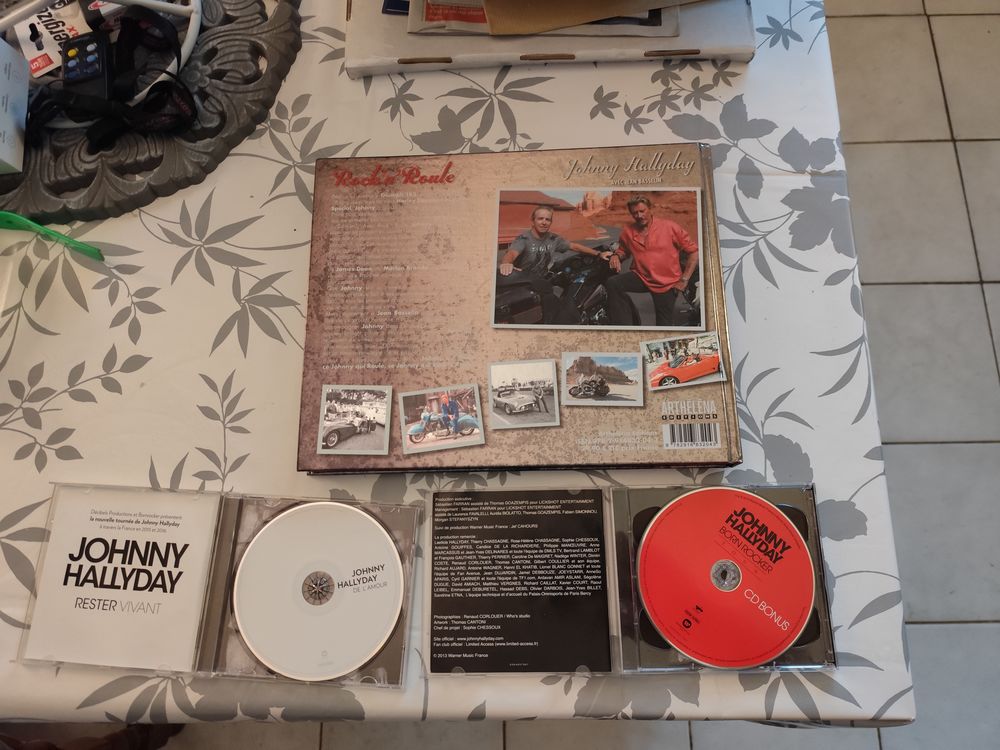 3 livres de johnny hallyday et 2 CD  .1 avec 2 DVD 40 Mantes-la-Ville (78)