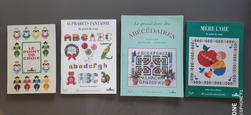 4 Livres sur le point de croix 6 Grand-Champ (56)