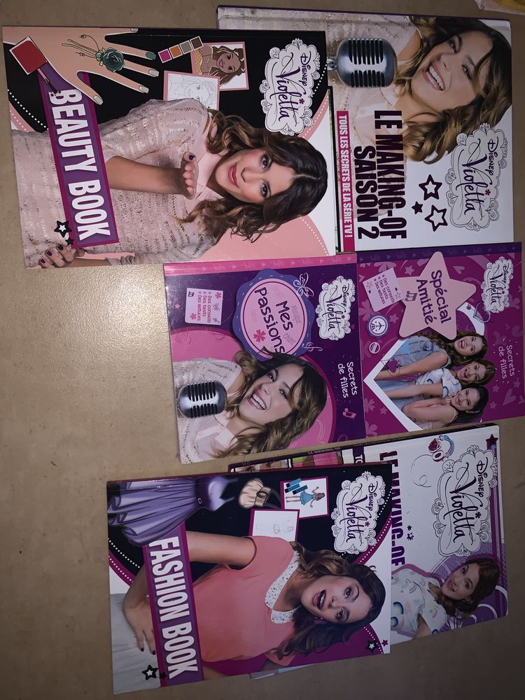 lot livres violetta 8 Luzy (58)