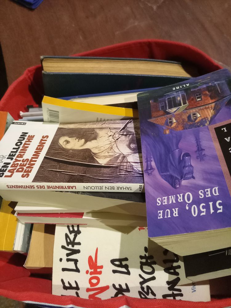 70 livres 25 N�mes (30)