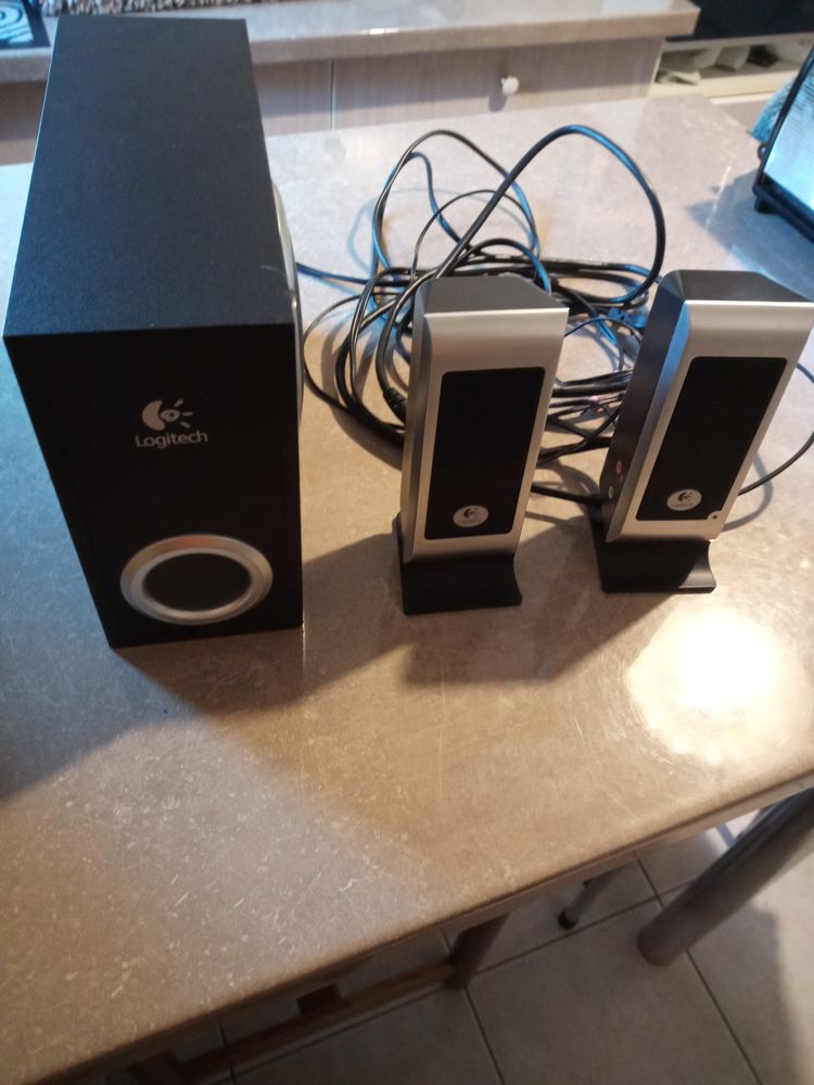 Logitech S200 30 watts 2,1 0 Briey (54)