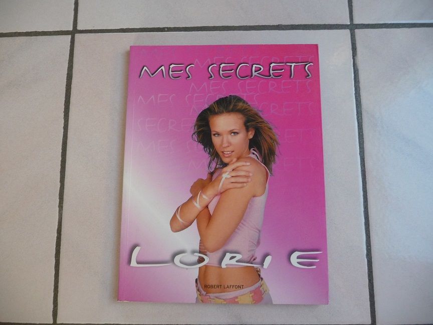 LORIE - Mes secrets - Livre N E U F 15 Montigny-le-Bretonneux (78)