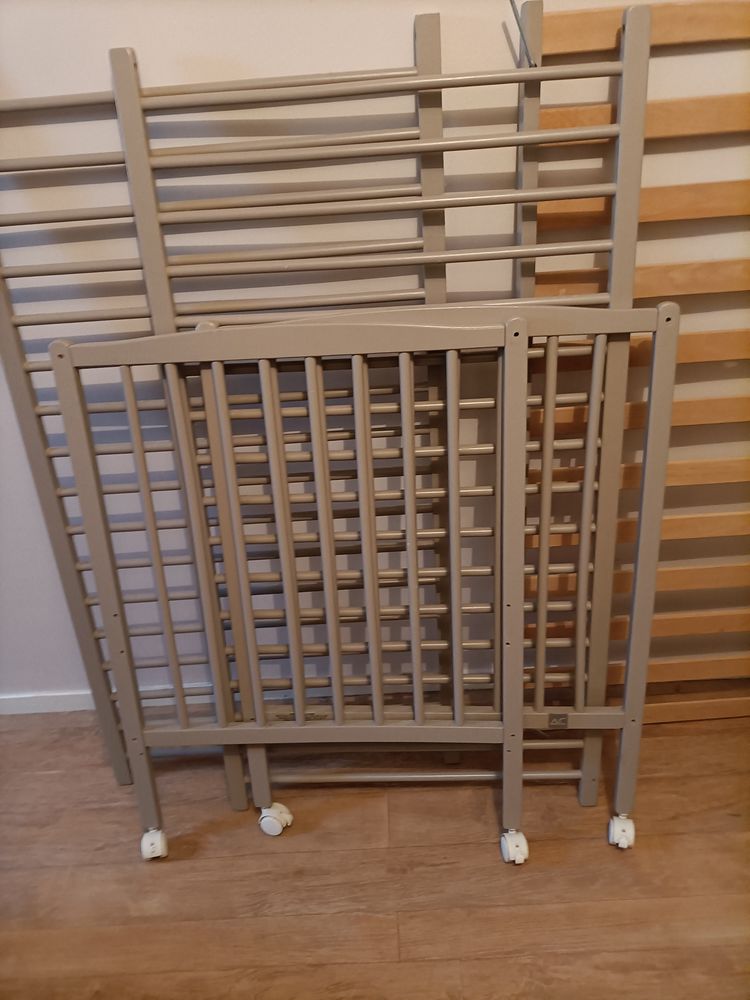 Lots lits b�b� avec matela plus chaises a b�b� 100 Malicorne (03)