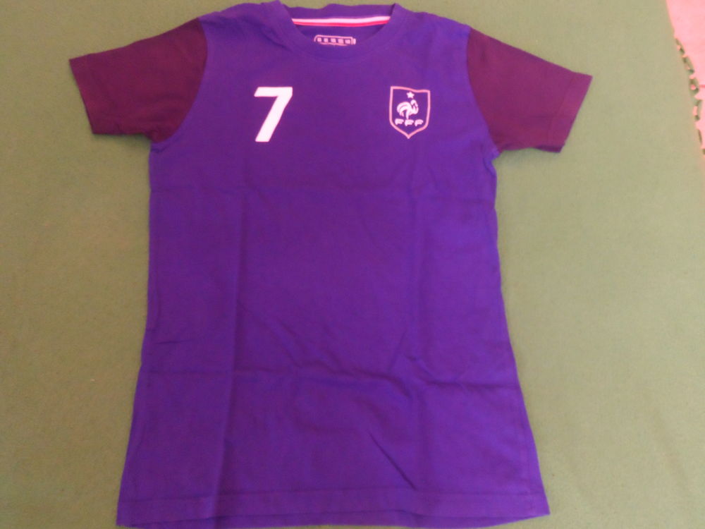 Lots de 2 tee shirts maillot de foot 10 Malauc�ne (84)