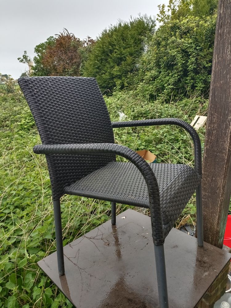 lots tables , chaises 990 Chevry-Cossigny (77)