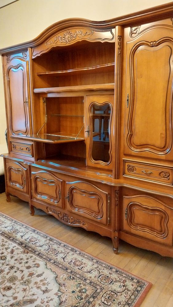 Louis XV en merisier 
Buffet vaisselier avec bar et vitrine 950 Toulouse (31)