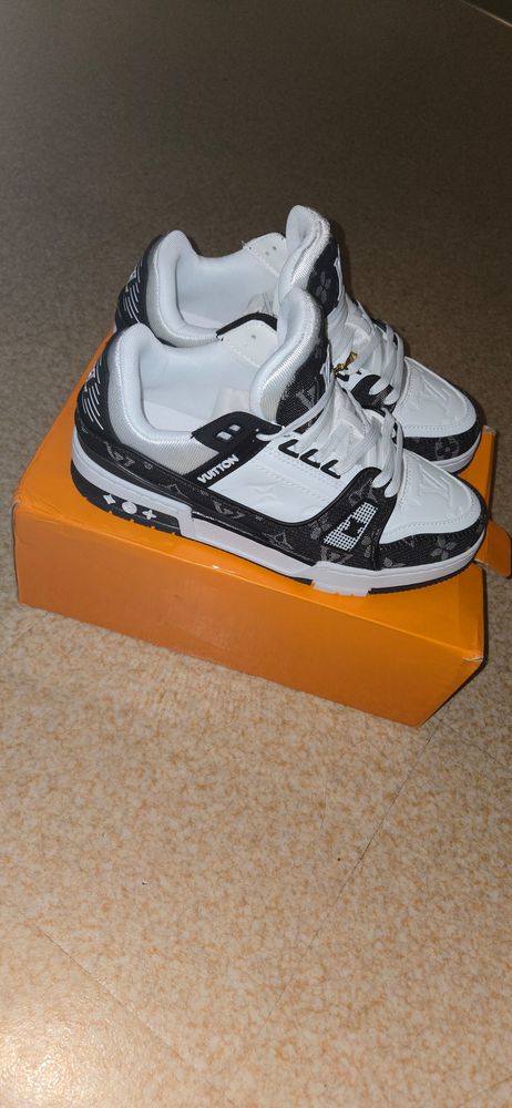 Louis Vuitton trainer noir et blanc 120 Grand-Couronne (76)