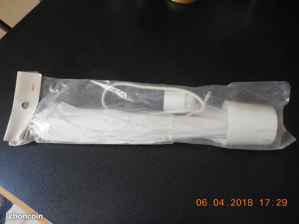 luminaire blanc en forme de parapluie
4 S�te (34)