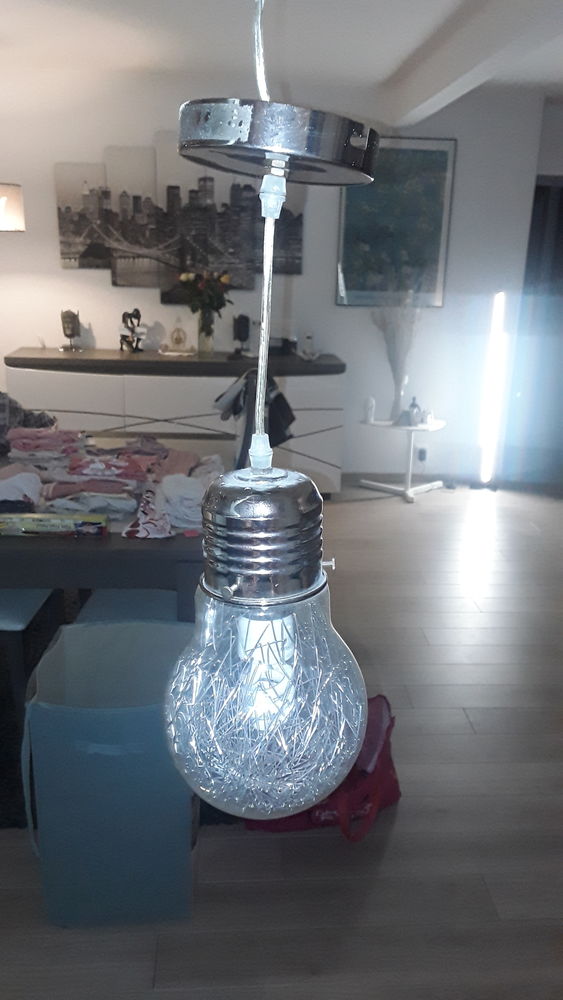 Luminaire    lampe  ampoule � suspendre 15 L�signy (77)