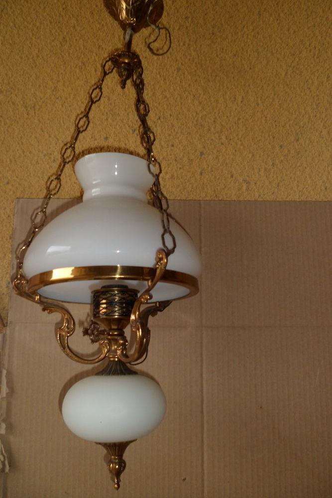 Luminaire suspension bronze avec globe blanc 15 Lombez (32)